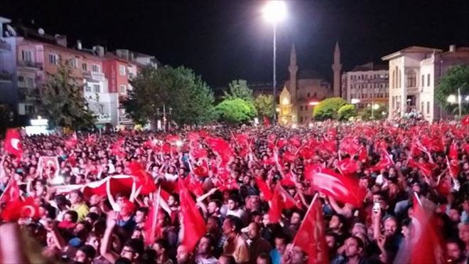 Aksaray´da vatandaş darbe girişimine karşı sokağa döküldü