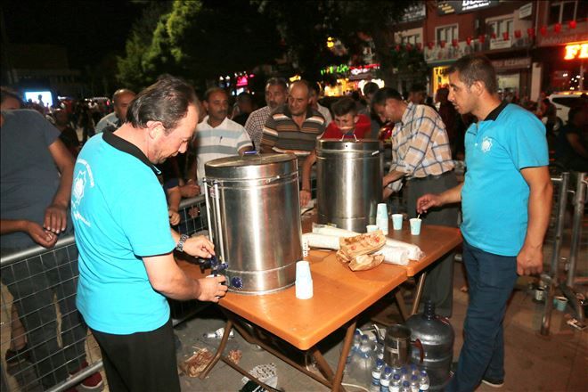 Belediyeden Demokrasi Nöbetindeki Binlerce Vatandaşa Yiyecek ve İçecek 