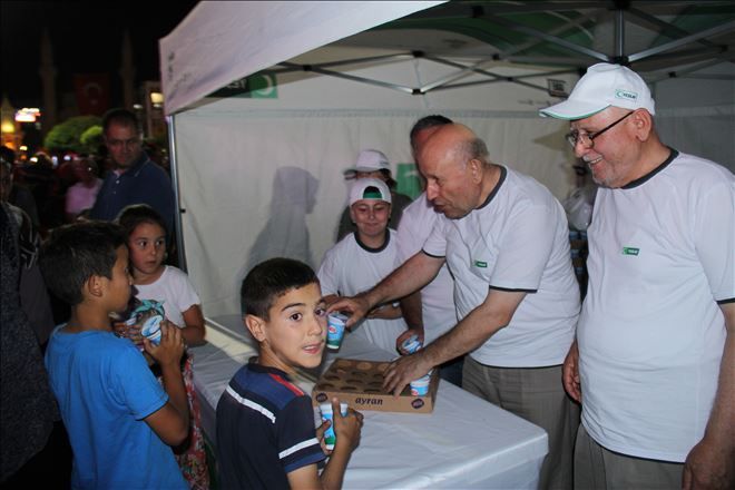 Yeşilay Demokrasi Nöbetindeki vatandaşlara ikramlarda bulunuyor