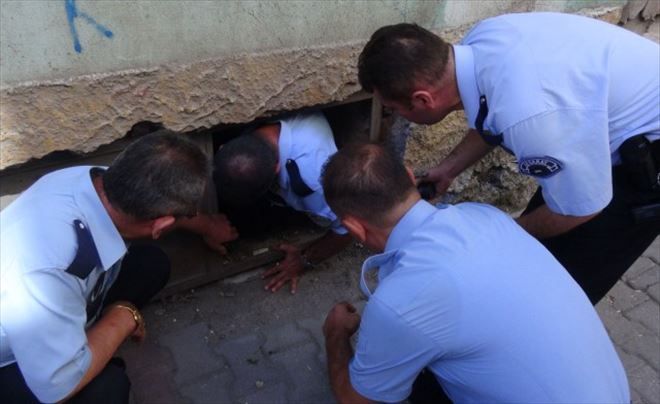 Bir Apartmandan gelen ağır koku polisi alarma geçirdi  