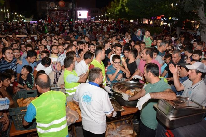 Halk, Demokrasiye Sahip Çıktı, Meydanları Boş Bırakmıyor