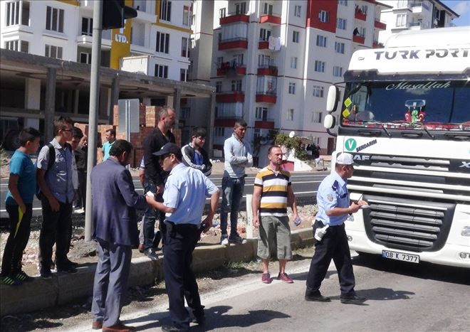 Karşıdan karşıya geçmek isteyen yaya, TIR´ın altında kalarak ağır yaralandı.