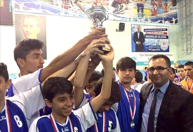 Yıldız Erkekler Voleybol´da Güller Ceylan Acar Ortaokulu Şampiyon Oldu
