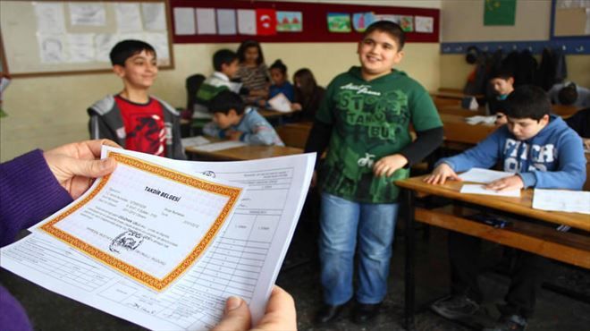 Öğrenciler ilk yarı karnelerini aldılar.