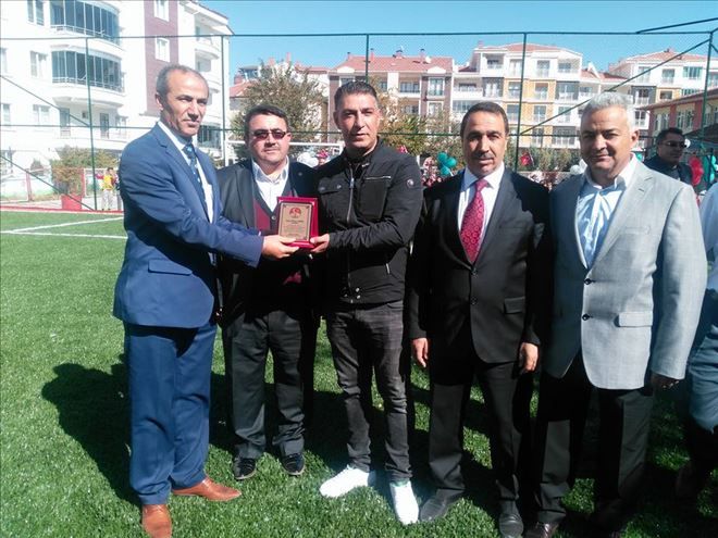 Yardımsever iş adamına plaket!