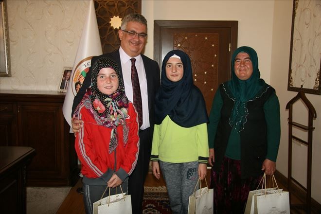 4 Çocuk Okutan Anne Kızları İle Birlikte Vali Aykut Pekmez´i ziyaret etti.