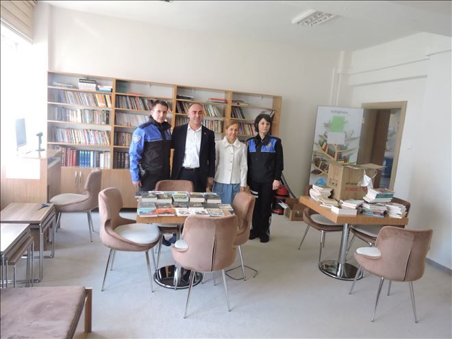 Emniyet Müdürlüğünden Kütüphanelere Kitap Desteği