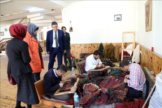 Ev Kadınları Evlerinde Halı Dokuyup Aile Bütçesine Katkıda Bulunacak