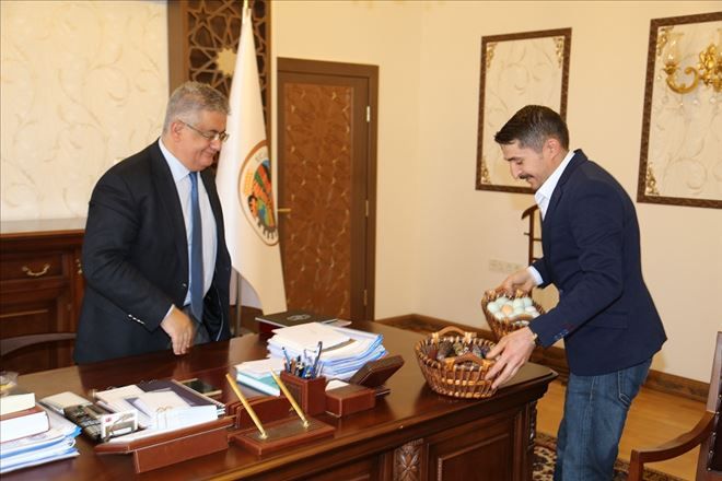 Aksaray´ın Sıra Dışı Çiftçisi Halis Katman Vali Aykut Pekmez´i ziyaret etti.