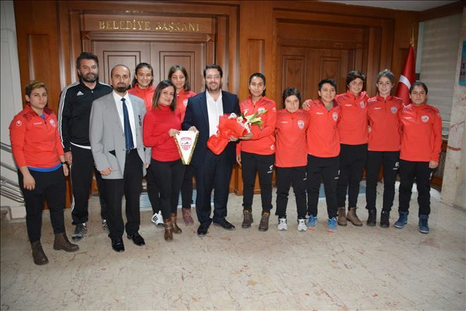 Altın Kızlar Başkan Yazgı´yı Ziyaret Ettiler