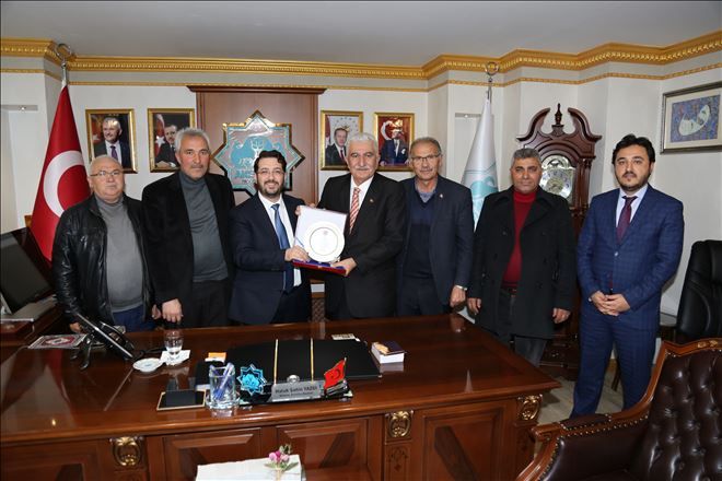 Minibüsçülerden Başkana Teşekkür Plaketi 
