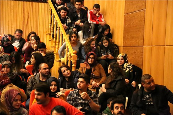 Tiyatro Severler Salona Sığmadılar