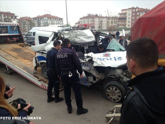 Polis Aracı, Tır´a Çarptı: 1 Yaralı