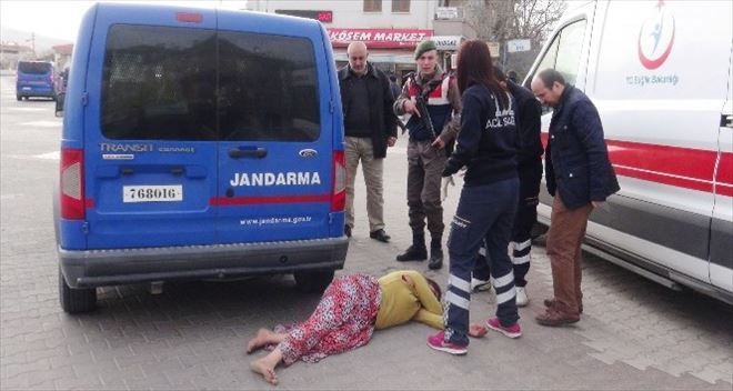 Kaçarken yakalanan halı hırsızları gazetecilere terlikle saldırdı