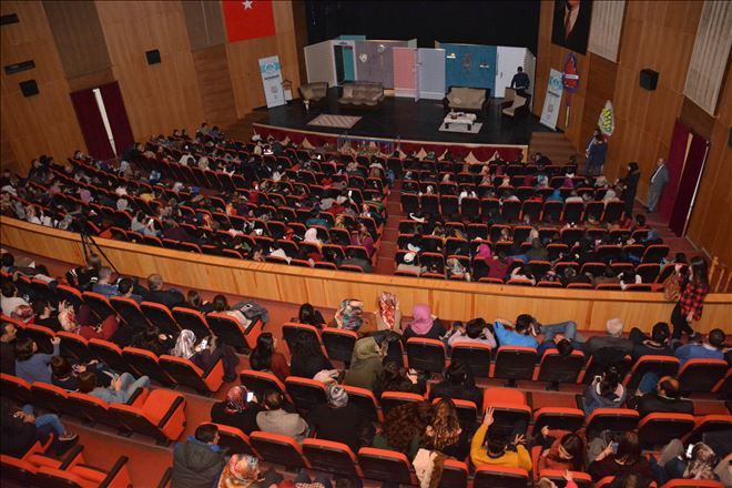 Çevrimdışı Aile; Tiyatro Oyunu Aksaray´da Sahne Aldı