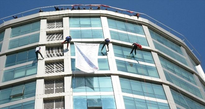 AFAD şehitler anısına 50 metreden iniş yaptı