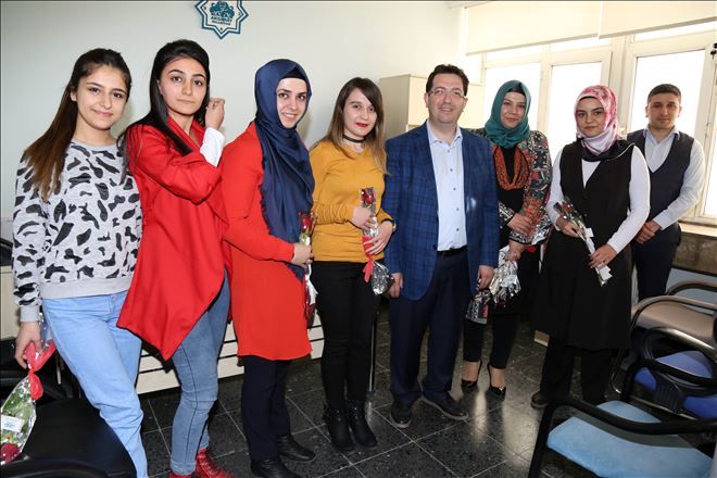 Başkan Yazgı ve Eşi Belediyede Çalışan Bayan Personele Gül Ve Kupa Hediye Ederek ?Dünya Kadınlar Günü´nü Kutladı
