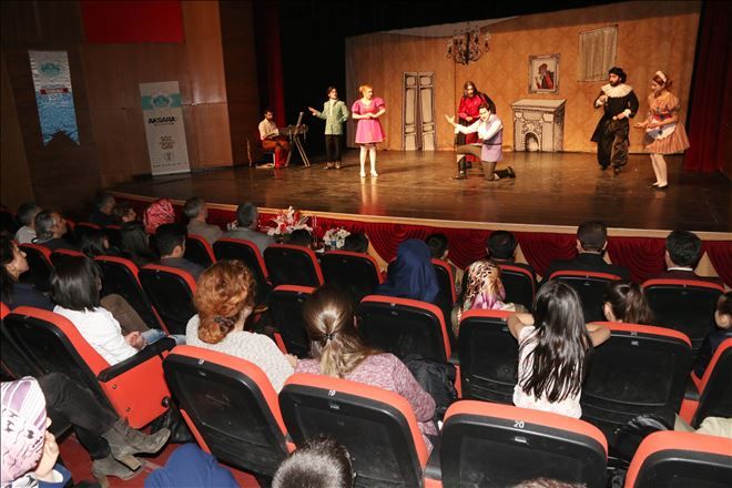 İki Efendinin Uşağı Adlı Oyun Çok Sevildi