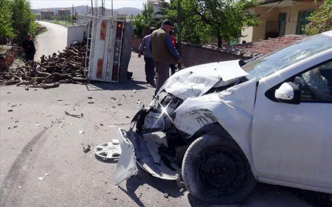 Otomobil ile Kamyonet çarpıştı: 2 yaralı