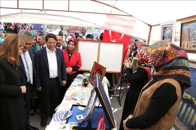 AKMEK Ürünleri ?Çemberimde Gül Oya? Sergisinin İlgi Odağı Oldu  