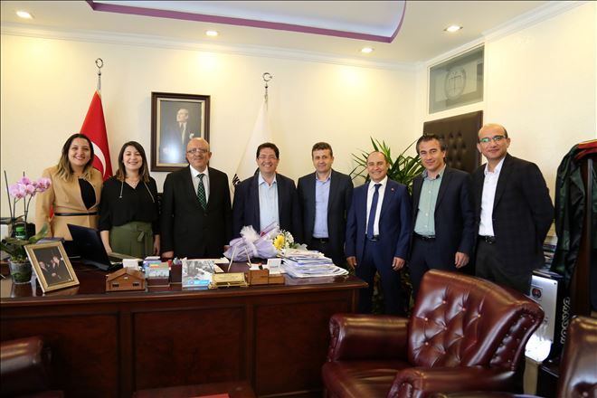 Başkan Yazgı, Baro´yu Ziyaret Ederek, Avukatlara Çiçek Verdi 