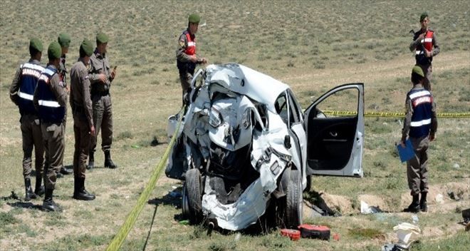 Kamyon otomobile arkadan çarptı: 1 ölü