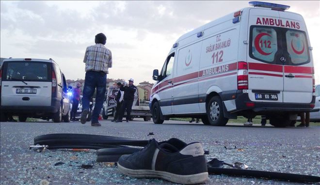 Hafif ticari araçla motosiklet çarpıştı: 4 yaralı