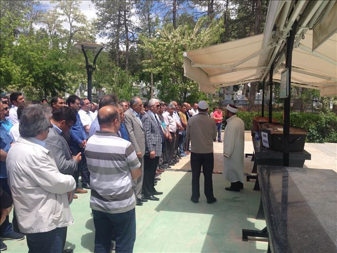 Eski Milli Eğitim Müdür Yardımcısı Eren Koçak toprağa verildi.