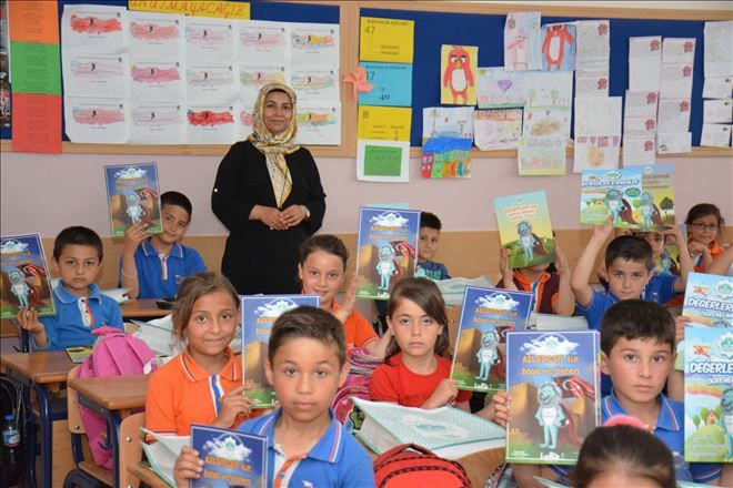 Öğrencilerden başkan Yazgı´ya tebrik kartlı kutlama
