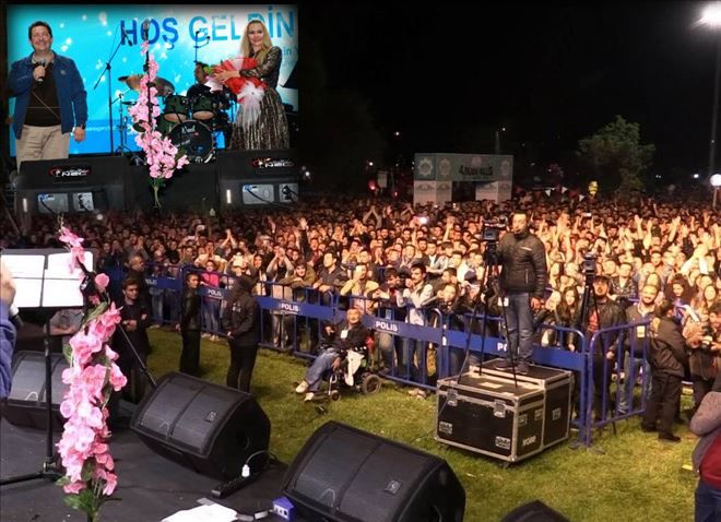 Ünlü Şarkıcı Gökçe, Aksaraylıları Coşturdu 