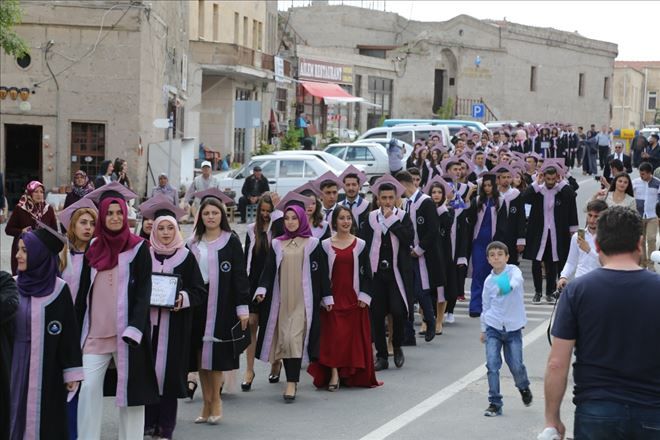 180 Öğrenci İlçe Meydanında Mezuniyet Sevinci Yaşandı 
