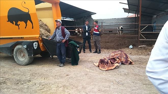 Ölen oğlunun üzerindeki battaniyeyi kaldırarak son kez öpüp sarıldı..