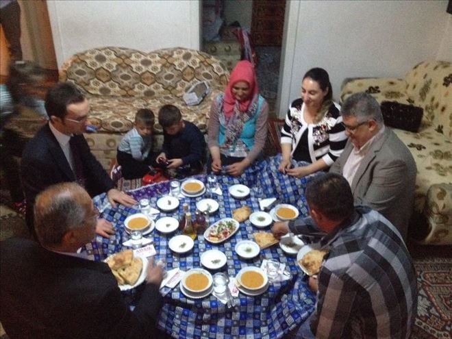 Vali Aykut Pekmez vatandaşların iftar sofrasına misafir oluyor