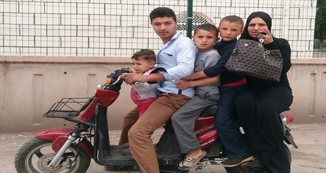 Elektrikli bisikletteki 5 kişinin tehlikeli yolculuğu