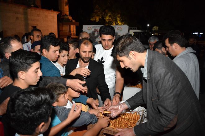 Aksaray Belediyesi Kadir Gecesinde Kandil Simidi Dağıttı