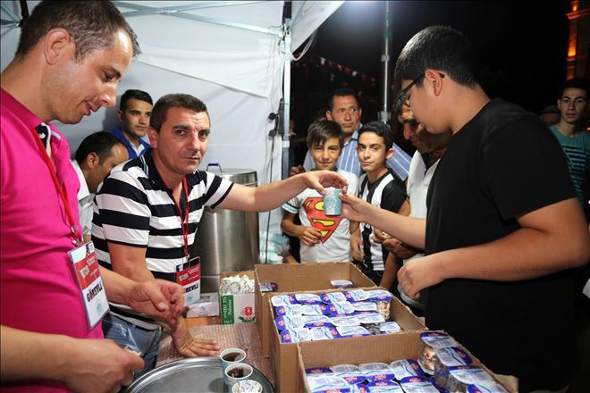 Belediye Meydanında Vatandaşlara Su, Çay, Çorba ve Kumanya İkramında Bulunuyor