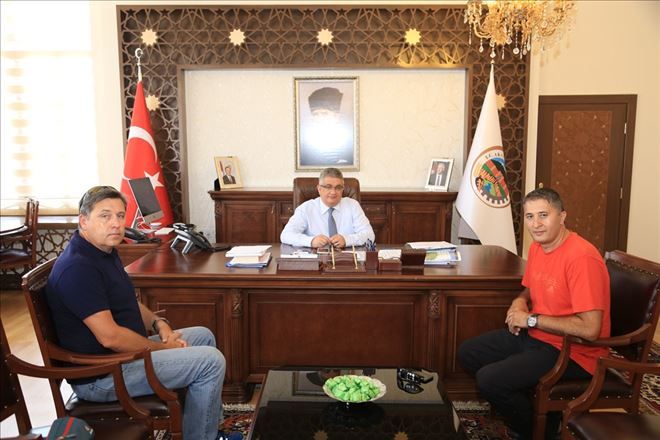 Dünya Yamaç Paraşütü Federasyonu Başkanı Goran Dimiskovski Vali Aykut Pekmez´i ziyaret etti