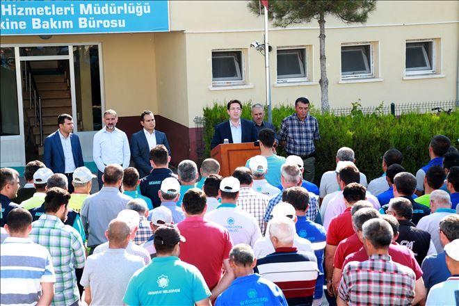 Belediye İşçileri Bayram Öncesi Çifte Sevinç Yaşıyor