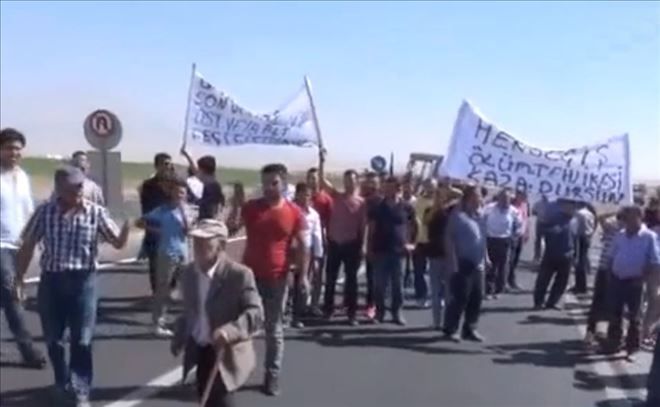 Canından bıkan köylüler kara yolunu trafiğe kapattı 