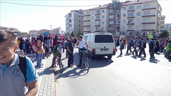 Kazanın olduğu yolu vatandaş trafiğe kapattı
