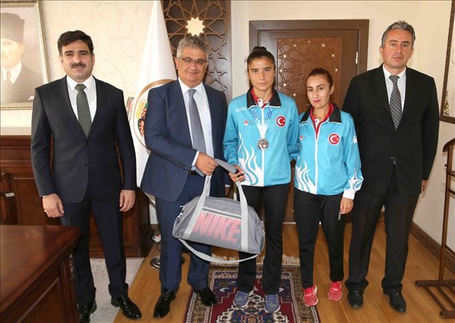 Vali Aykut Pekmez´den şampiyon sporcuya altın ödülü