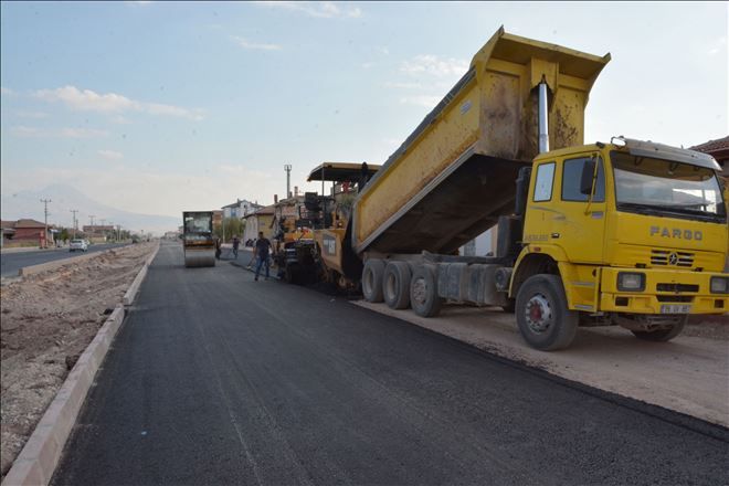  Hürriyet Mahallesi Ana Yolda Sıcak Asfalt Çalışması Devam Ediyor