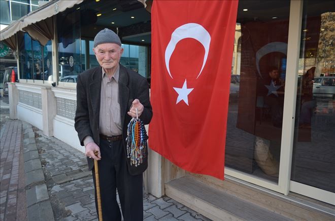Hey Maşallah 85 yaşında sokaklarda tespih satıyor