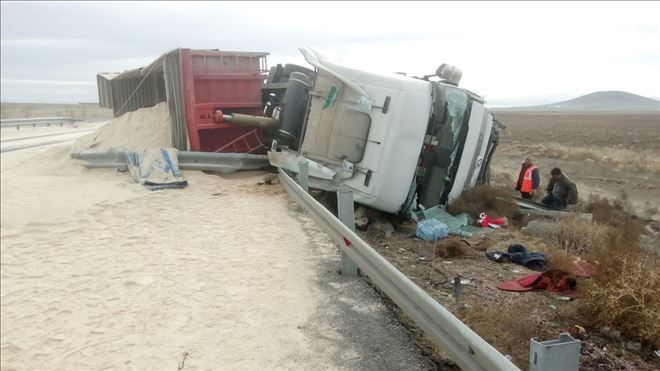 Ereğli de devrilen TIR ın sürücüsü öldü.