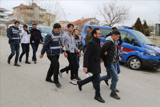 Motosikleti gasp edip 2 kişiyi darp ettiler