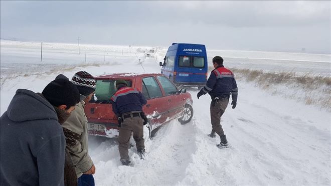 Jandarmadan mahsur kalan sürücülere yardım
