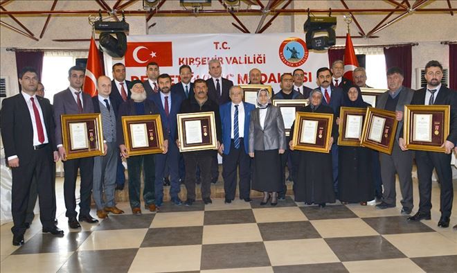 Şehit yakını ile gazilere Devlet Övünç Madalyası ve Beratı