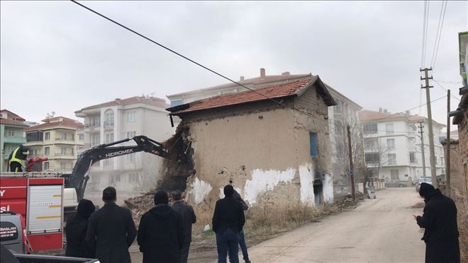 Can  ve Mal Güvenliğini Tehdit Eden  Metruk Binalar Yıkılıyor-aksaray haberleri