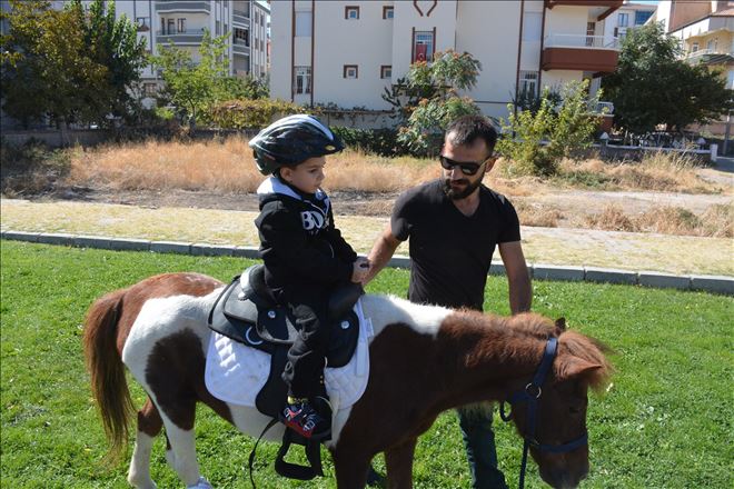            Minik Öğrencilere At Biniciliği Dersi