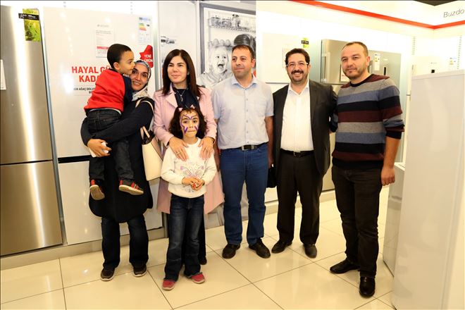 Başkan Yazgı ve Milletvekili İlknur İnceöz, Nora City AVM de Esnafları ve Vatandaşları Ziyaret Etti
